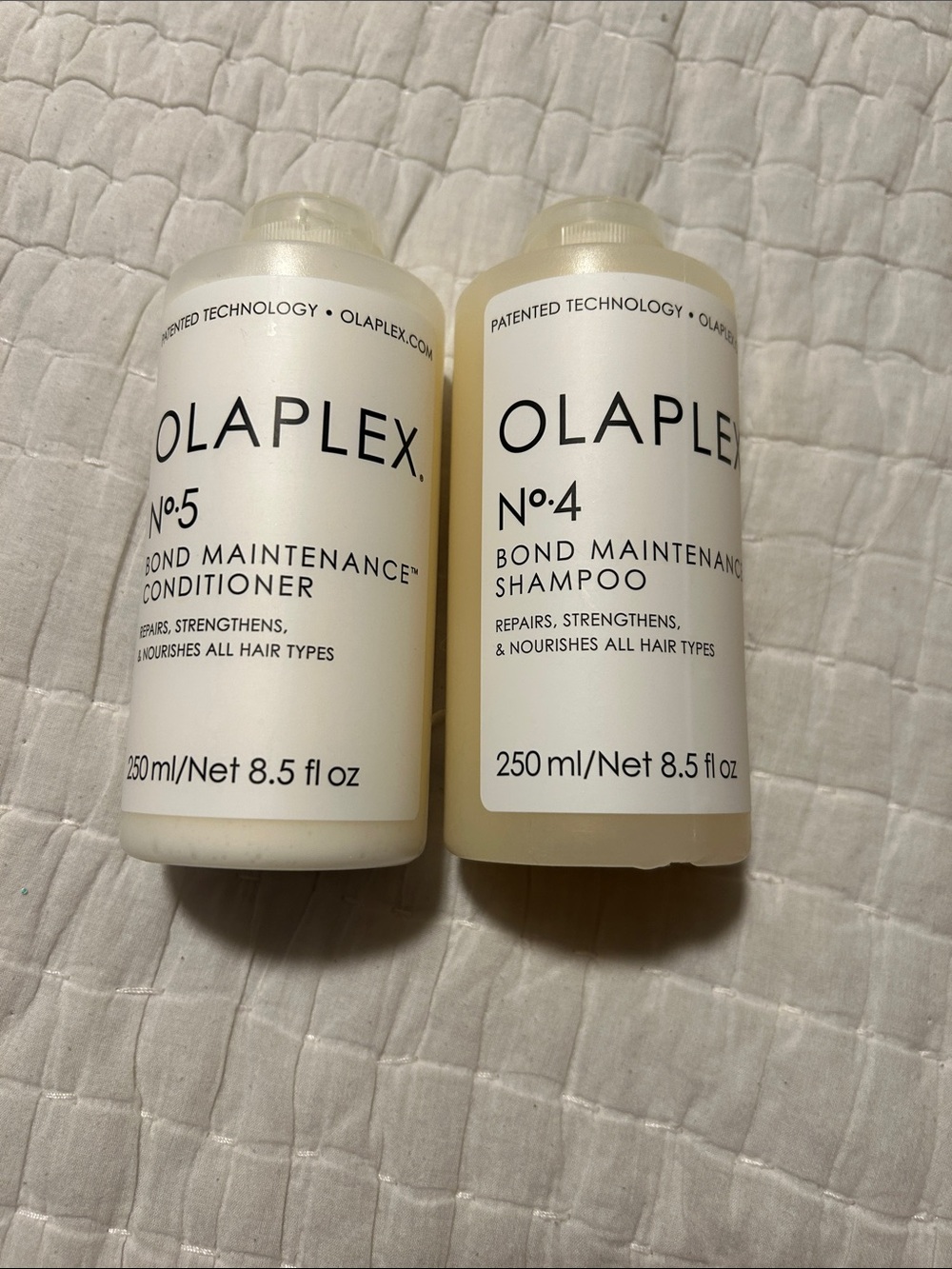 OLAPLEX No.4 Shampoo & No.5 Conditioner Duo — White